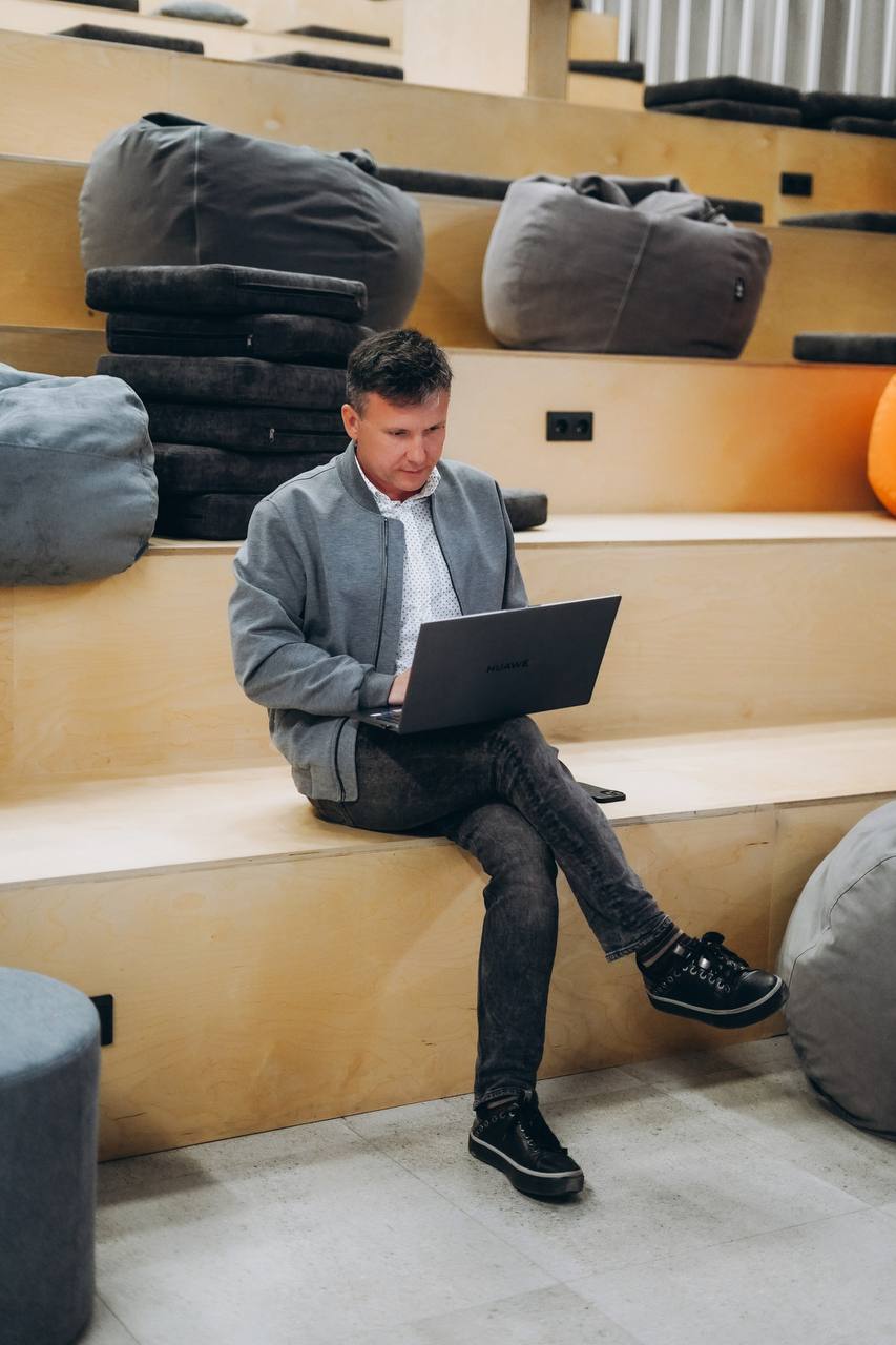 Поздравление для сенсумчан от генерального директора компании 💚
«Дорогие коллеги, друзья, единомышленники! 
Еще один яркий, полный событий год с нами прощается, передавая эстафету новому 2025 году | Сетка — социальная сеть от hh.ru