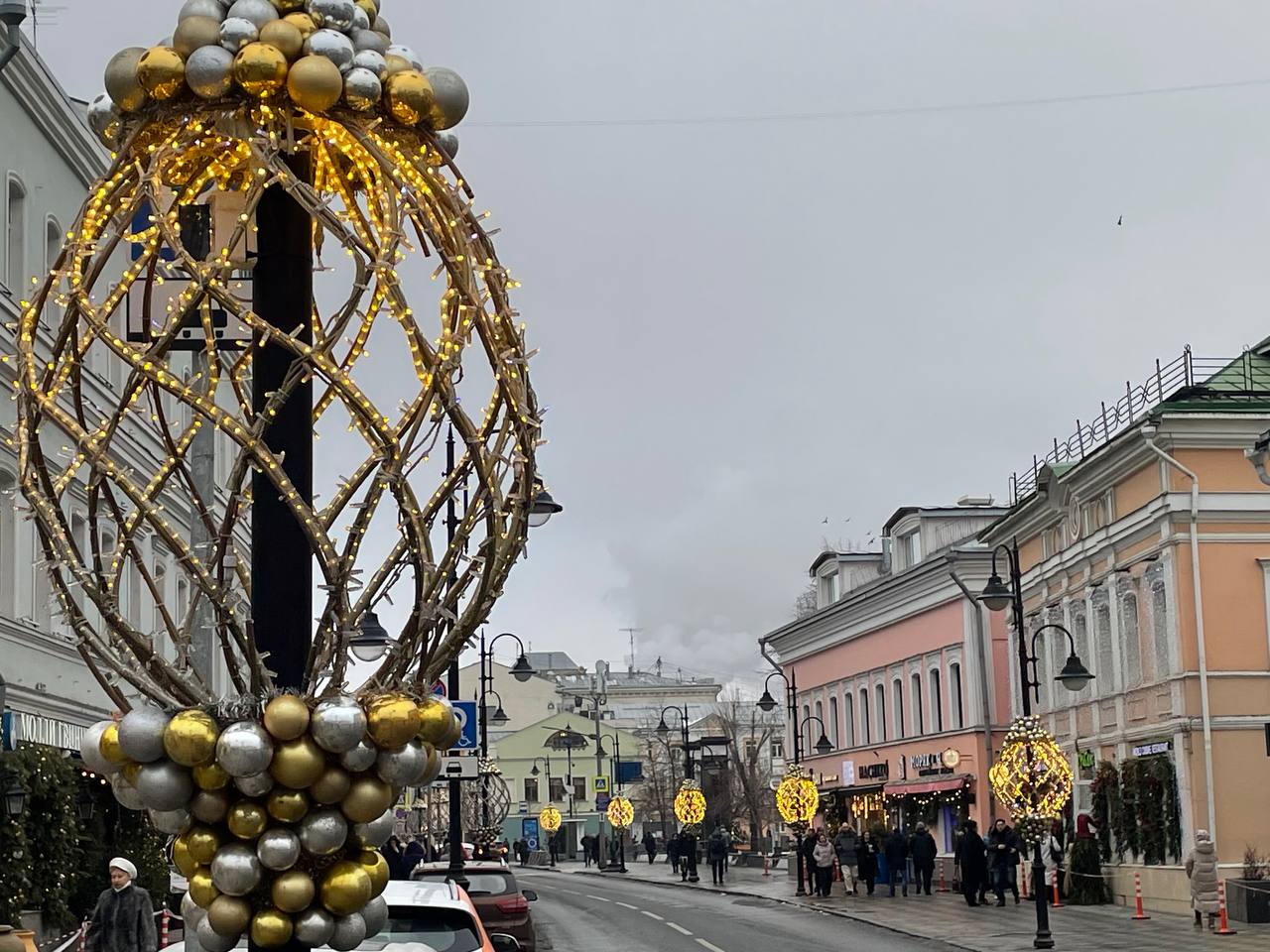 Москва предпраздничная… Третьяковка более скромная, но думается все только начинается… украшения идут полным ходом! | Сетка — социальная сеть от hh.ru