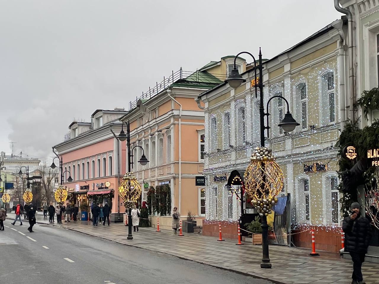 Москва предпраздничная… Третьяковка более скромная, но думается все только начинается… украшения идут полным ходом! | Сетка — социальная сеть от hh.ru
