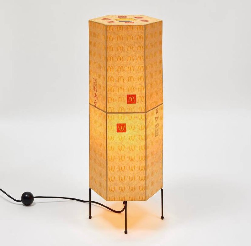 🍟 Искусство из McDonald's.
Лампы в китайском стиле из переработанных пакетов сети фаст-фуда. Необычная деталь интерьера — и с пользой для экологии. | Сетка — социальная сеть от hh.ru
