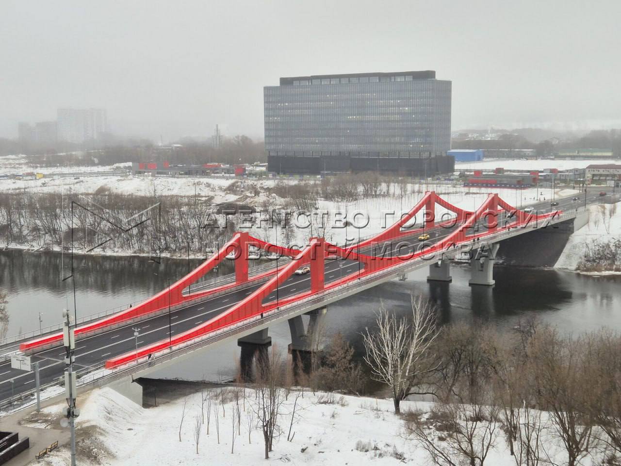 🌁 Открыли мост через Москву-реку в створе улицы Мясищева
Новый мост длиной 231м с двумя полосами движения в каждом направлении и тротуарами для пешеходов соединил улицу Мясищева с проектируемым проезд... | Сетка — социальная сеть от hh.ru