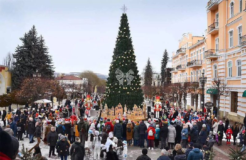 🎄Предновогодняя атмосфера в Кисловодске
Напоминаем, что до Нового года осталось 4 дня! Самое время закупить продукты на салаты, упаковывать подарки и наслаждаться уходящим годом. | Сетка — социальная сеть от hh.ru