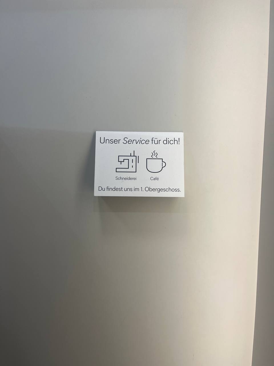 Шопилась к семейной новогодней съемке и вот что заметила:
C&A предлагают расширенный клиентский опыт в физических магазинах:

если вещь не подходит, то можно ее сразу подшить
устал ходить? ждешь жену ... | Сетка — социальная сеть от hh.ru