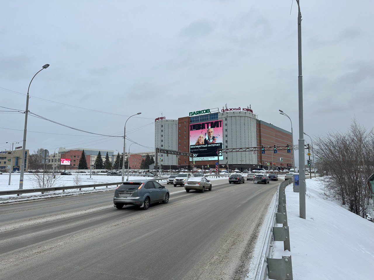 GMG сообщают о старте продаж на двух больших экранах в Омске и Екатеринбурге.
📍Екатеринбург
Установлен 4-й медиафасад площадью 451,5 кв.м (21,5 х 21).
Расположен на ул. Восточной, д | Сетка — социальная сеть от hh.ru