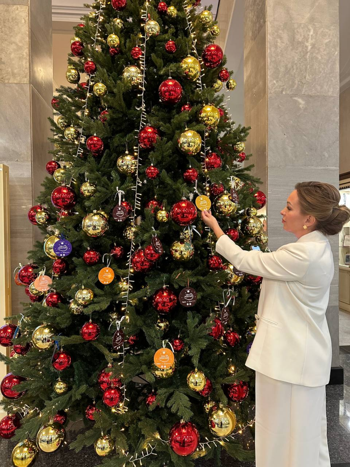 #Новогоднеечудо
В начале декабря Екатерина Овчинникова, генеральный директор A.N.T., увидела нарядную ёлку, полную новогодних надежд и желаний детей 🎁 и не смогла пройти мимо.
Так Группа компаний А.Н | Сетка — социальная сеть от hh.ru