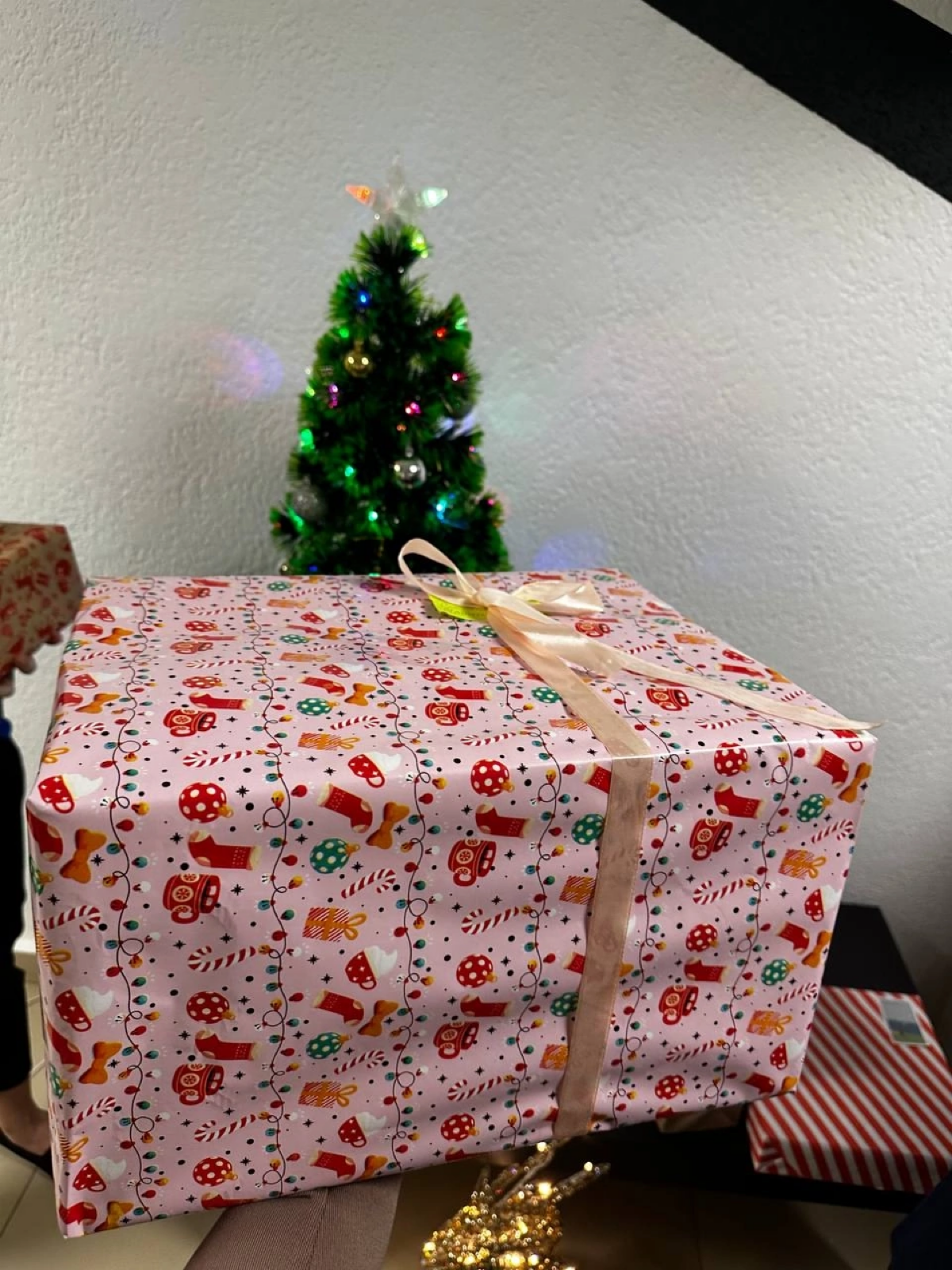 Тайный Санта или Миссия выполнена!🎁
По традиции мы снова устроили обмен подарками и поучаствовали в Тайном Санте 🎅🏼
Эмоции зашкаливали: от восторга до смеха, ведь каждый подарок оказался не просто уда... | Сетка — социальная сеть от hh.ru