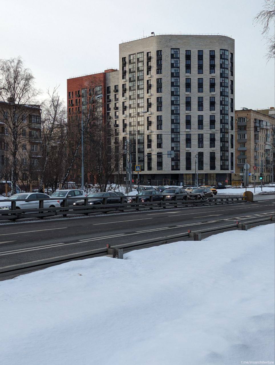 Хорошая реновация.
В Москве уже несколько лет идёт программа реновации и есть много поводов её ругать, но есть ли хорошие дома?
Да! — отвечаем мы (канал Архитектстура), смотрите подборку ниже:
1 | Сетка — социальная сеть от hh.ru
