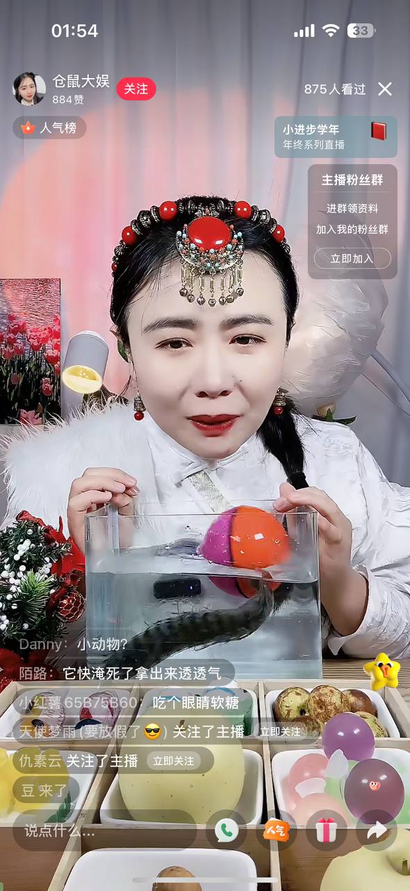 #трендыкитайскихсоцсетей
В 小红书 тренд в эфирах: игрушка с хвостиком ( она крутится ) в квадратном баке с водой
Пролистала вчера эфиры и каждый 3 с этой фишкой | Сетка — социальная сеть от hh.ru