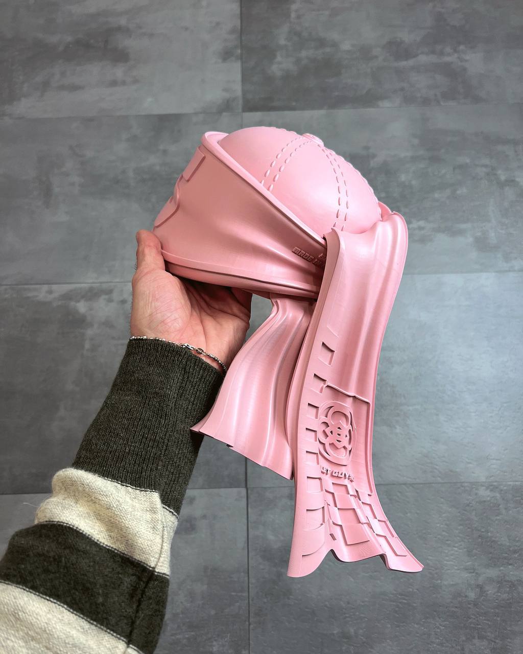 💟 Головной убор, который не надо мыть.
Очередной оригинальный чепчик, но в более нежных оттенках — мнения? 🤔 | Сетка — социальная сеть от hh.ru