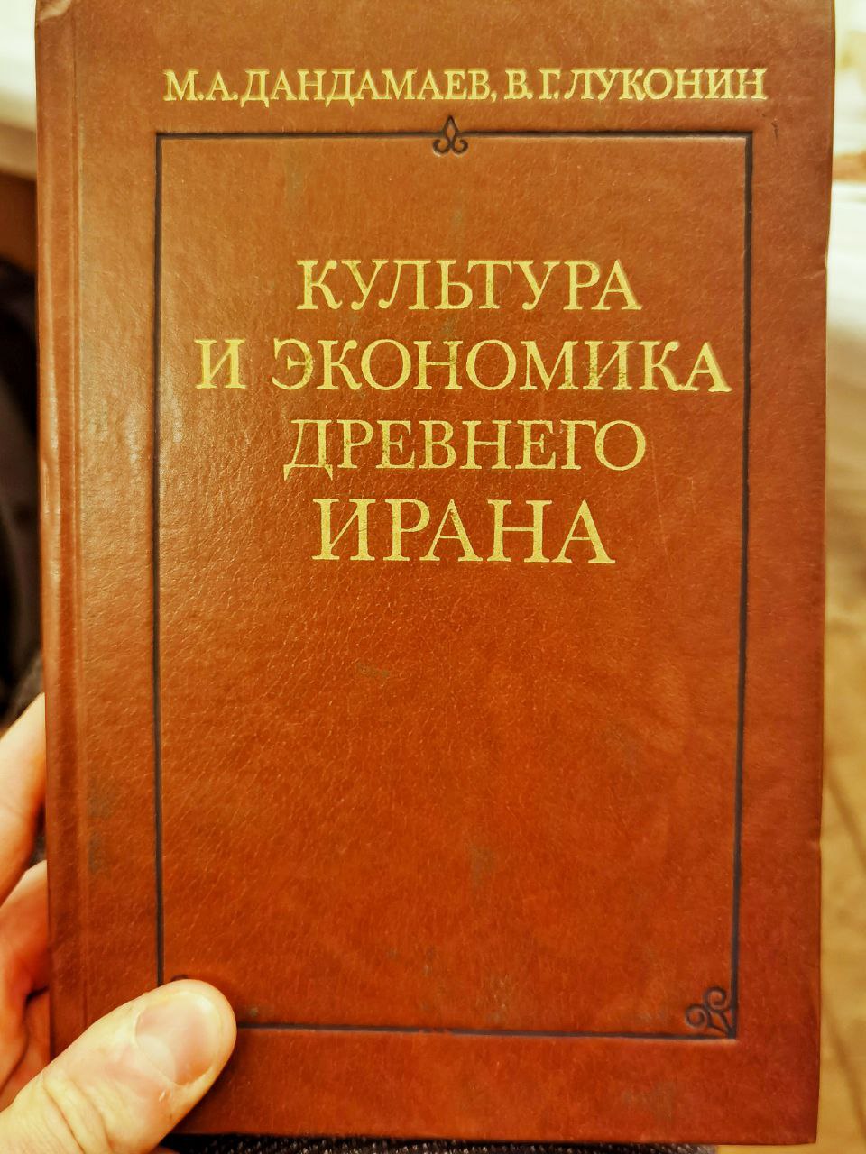 О книгах.
При осмотре нового объекта обнаружил скопление книг, которое было незамедлительно обследовано. Кажется, я нашёл настоящий бриллиант. | Сетка — социальная сеть от hh.ru