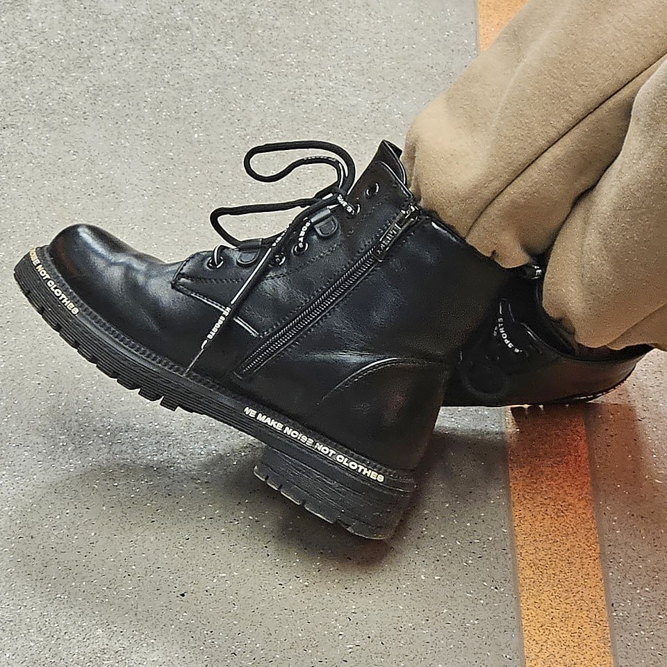 ТИПИЧНОЕ #18
Мелкие надписи на подошве и шнурках чуть оживляют типичное )
#обувь #декабрь #2024г #ногимосковскогометро #NMMetro #метро #москва #чёрный #ботинки #типичное | Сетка — социальная сеть от hh.ru