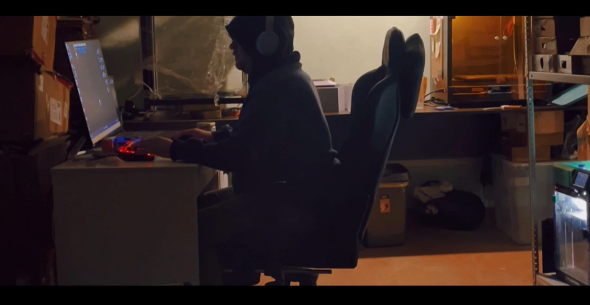 Сколько раз я пытался. Сколько раз я создавал — вещи, проекты, идеи. Вкладывал душу, время, силы, надеясь, что это будет замечено, что это оценят. Но нет. Как будто в этой стране всё против тебя | Сетка — социальная сеть от hh.ru