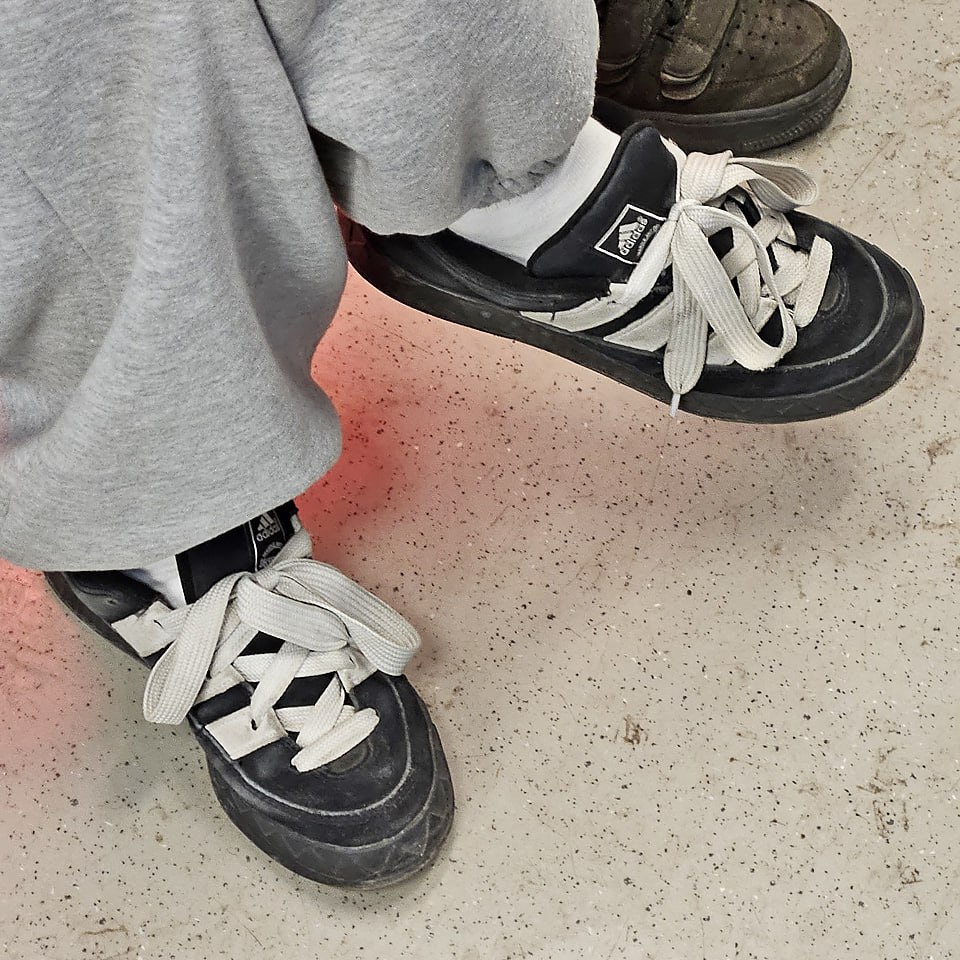 Порой кажется, что где-то проводят чемпионат по ширине шнурков 👀
И о погоде ☁️
Сегодня в Москве пасмурно, дождь со снегом
Утром +1 ☁️
Днём +1 ☁️
Вечером +1 🌨
#обувь #декабрь #2024г #ногимосковскогомет... | Сетка — социальная сеть от hh.ru