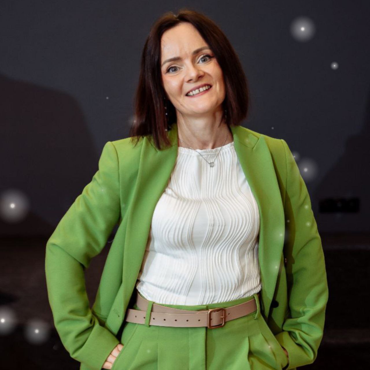 30 декабря
❄️🚚🎄
Уф! Наконец-то можно выдохнуть и заняться самым важным: создать уют и окутаться атмосферой волшебства, а ещё… прикинуться хозяйственной феей | Сетка — социальная сеть от hh.ru