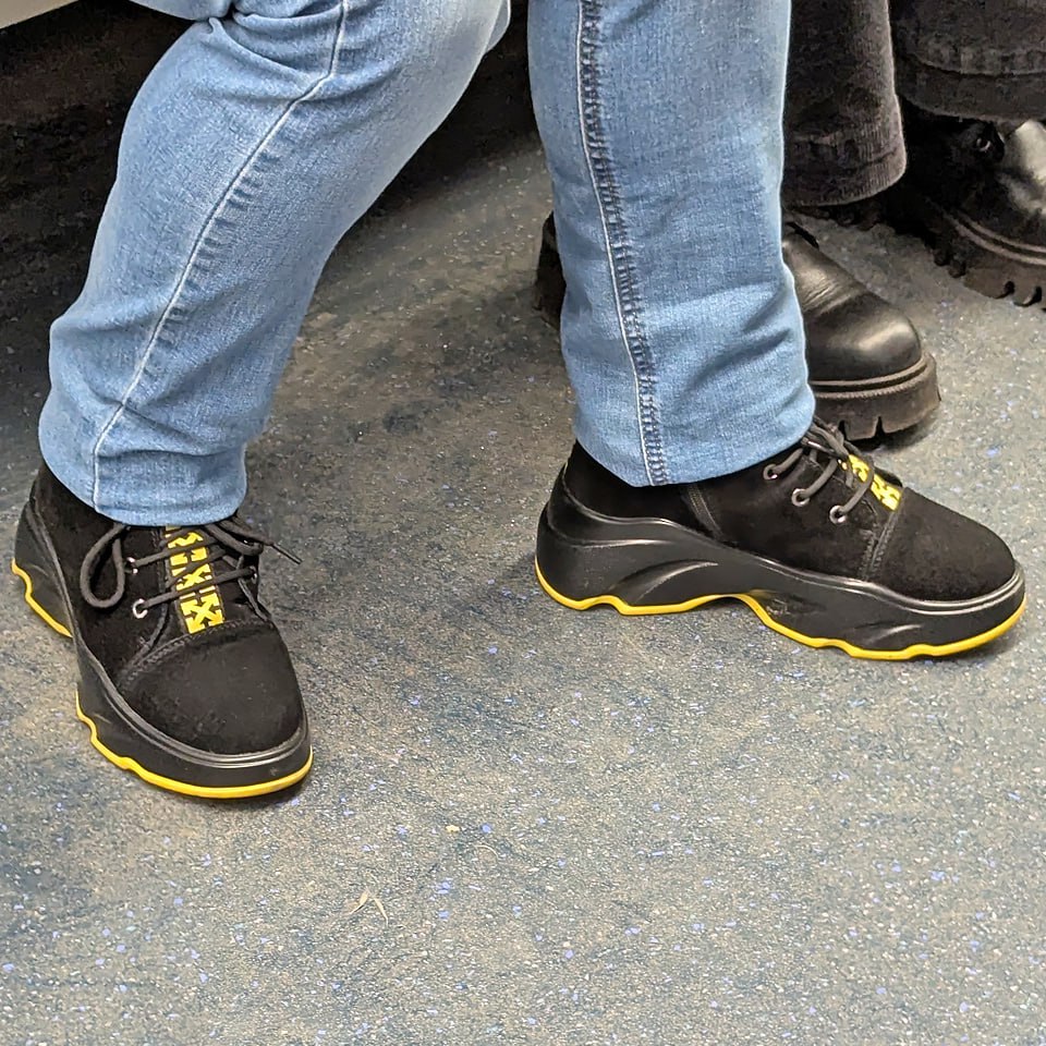 И всё же... Когда чёрный разбавляют какими то цветными деталями, то смотрится это интересно | Сетка — социальная сеть от hh.ru