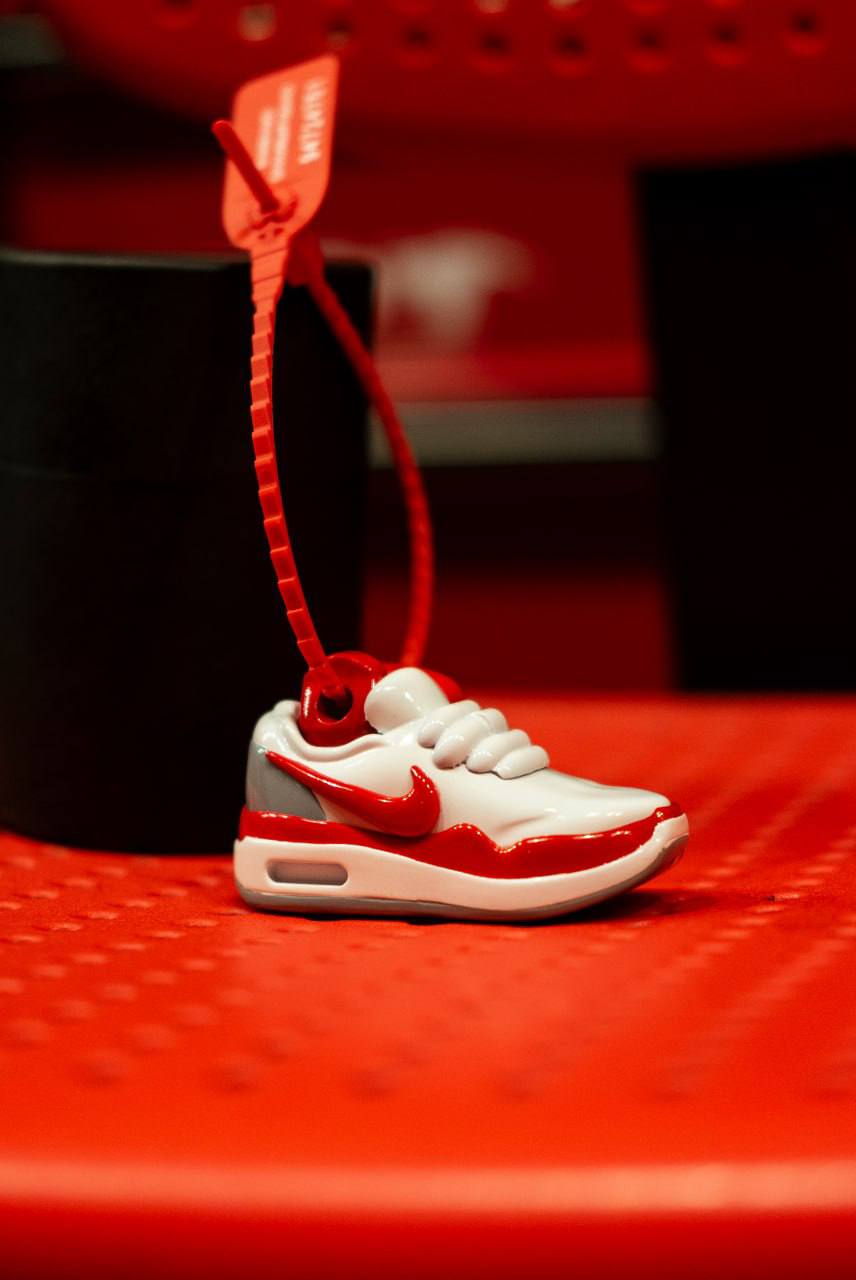 👟 Каждый уважающий себя сникерхед обязан иметь в своём арсенале брелок в виде кроссовка
Если вдруг у вас такого нет, то подсказываем отличный вариант от AIRMAX.FAM и DELAYDELO.
Keychain vol | Сетка — социальная сеть от hh.ru