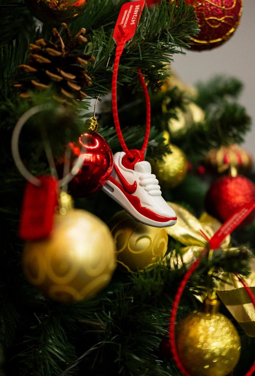 👟 Каждый уважающий себя сникерхед обязан иметь в своём арсенале брелок в виде кроссовка
Если вдруг у вас такого нет, то подсказываем отличный вариант от AIRMAX.FAM и DELAYDELO.
Keychain vol | Сетка — социальная сеть от hh.ru