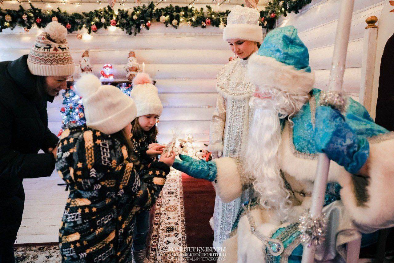 🎅 Около 650 детей принял терем Деда Мороза на площади Ленина
Ребята радовали волшебника стихами, песнями и рассказами о своих достижениях в уходящем году, делали фото на память | Сетка — социальная сеть от hh.ru