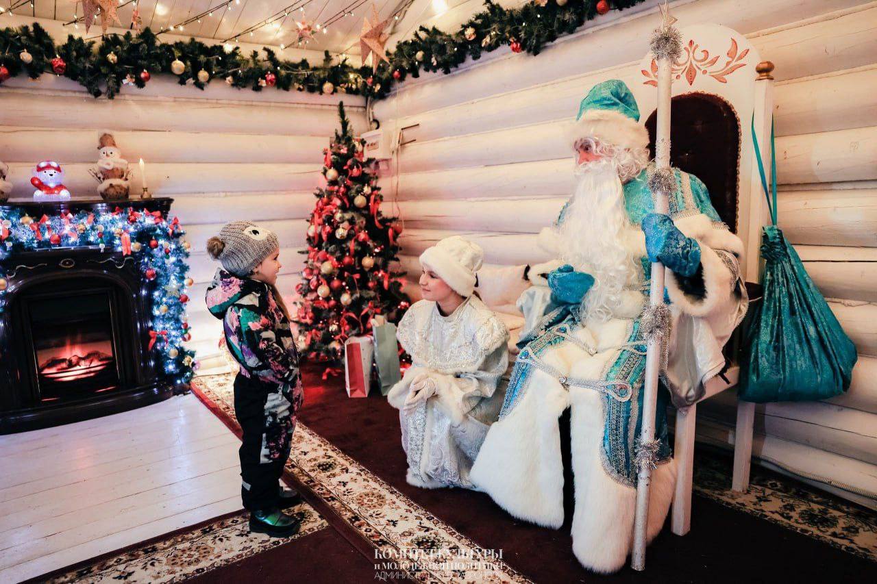 🎅 Около 650 детей принял терем Деда Мороза на площади Ленина
Ребята радовали волшебника стихами, песнями и рассказами о своих достижениях в уходящем году, делали фото на память | Сетка — социальная сеть от hh.ru