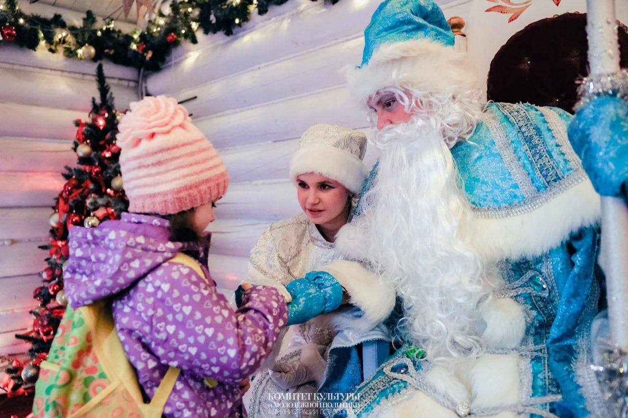 🎅 Около 650 детей принял терем Деда Мороза на площади Ленина
Ребята радовали волшебника стихами, песнями и рассказами о своих достижениях в уходящем году, делали фото на память | Сетка — социальная сеть от hh.ru