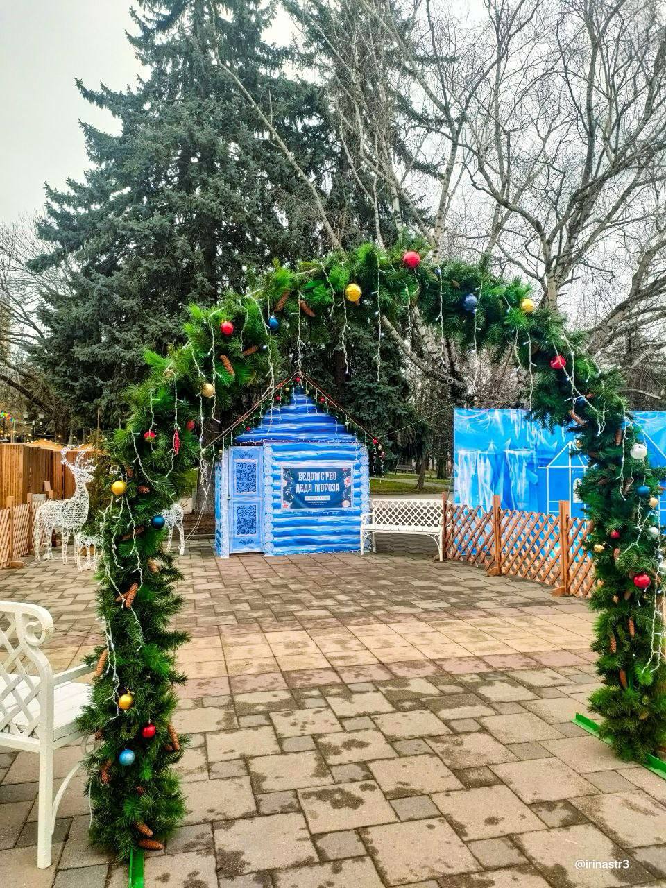 Новый год в Пятигорске — это не просто праздник, а настоящая сказка! На главной площади уже стоят яркие фотозоны, а рядом — домик самого Деда Мороза.
Все как положено: огоньки, гирлянды, ёлка | Сетка — социальная сеть от hh.ru