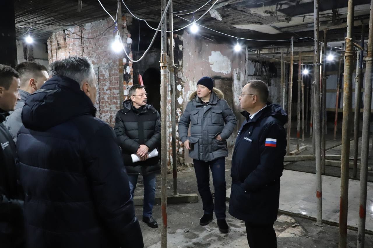 Глава Минстроя России Ирек Файзуллин в рамках рабочей поездки в Казань посетил жилые дома, поврежденные в результате атаки БПЛА
В ходе осмотра ЖК «Лазурные небеса» Министр оценил масштаб повреждений и... | Сетка — социальная сеть от hh.ru