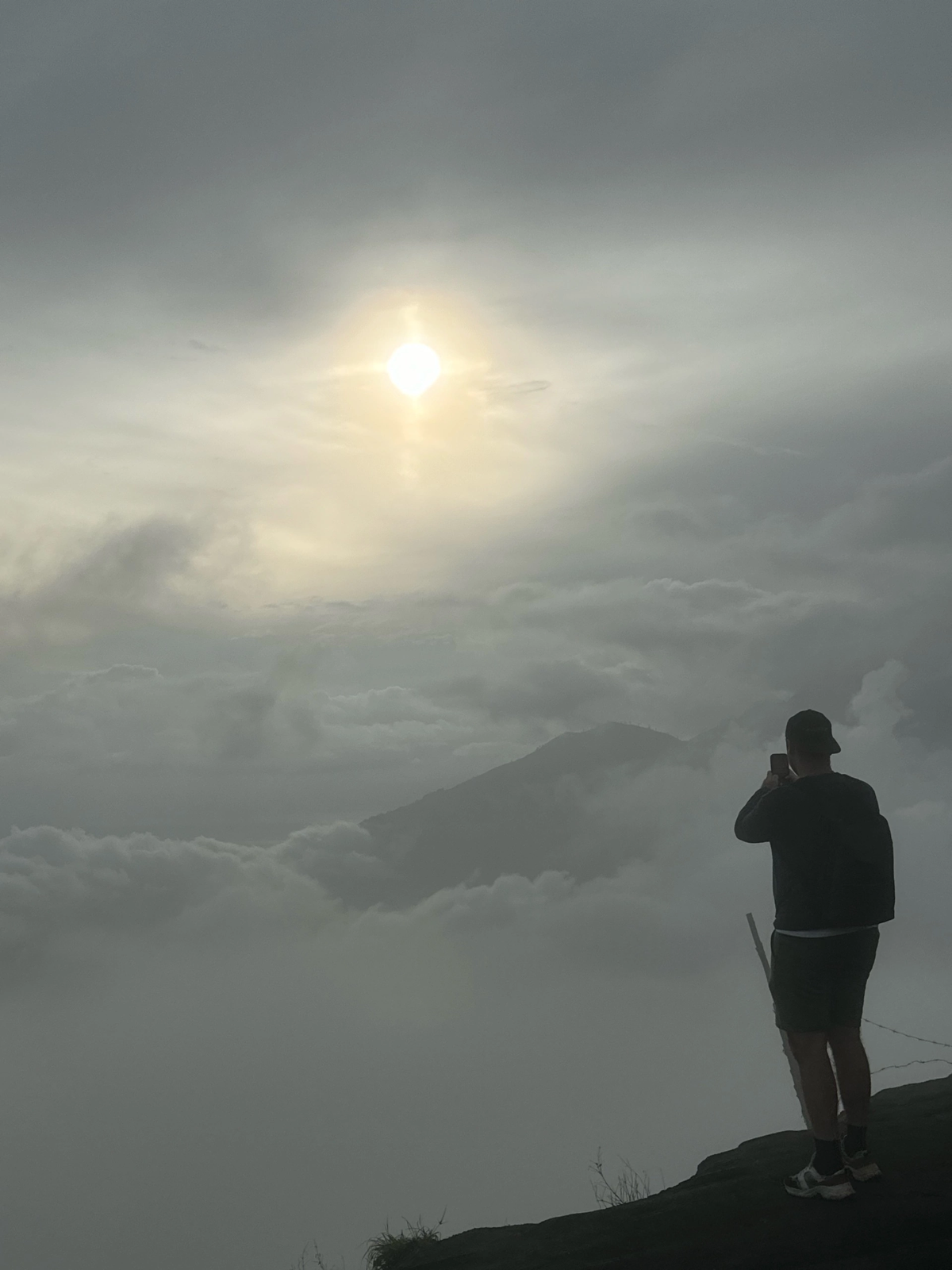 Рассвет первого утра 2025 встретили на вулкане Батур. 1717 метров. Это активный вулкан. Всю ночь ехали и поднимались, не зря, но главного не увидели | Сетка — социальная сеть от hh.ru
