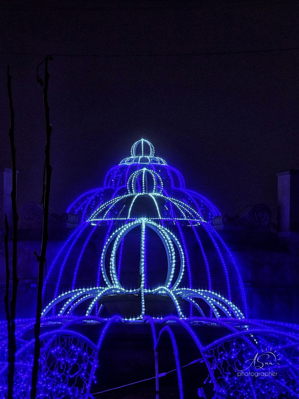 ❄️На площади горят яркие огни, фонари словно звезды, создают атмосферу настоящего праздника.
Узнали город?
📸Аня Солнечная
@stavropolyevibe | Сетка — социальная сеть от hh.ru