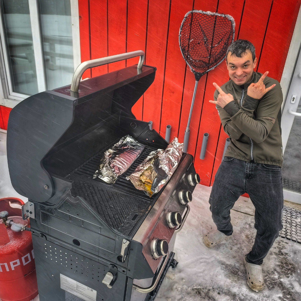 Как я провел 31 декабря 🥳🍾🎄А провёл я его правильно — на рыбалке 🎣.
Решил я к новогоднему столу поймать немного жареных форелей. Поэтому, с утра пораньше — собираю манатки и еду на платник | Сетка — социальная сеть от hh.ru