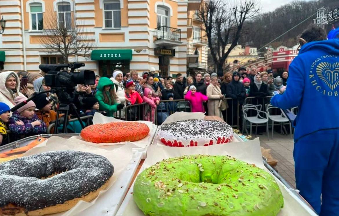 С сегодняшнего дня и по 8 января в Кисловодске проходит фестиваль пончиков.
Гулянья будут сопровождаться бесплатной дегустацией разных видов сладостей | Сетка — социальная сеть от hh.ru