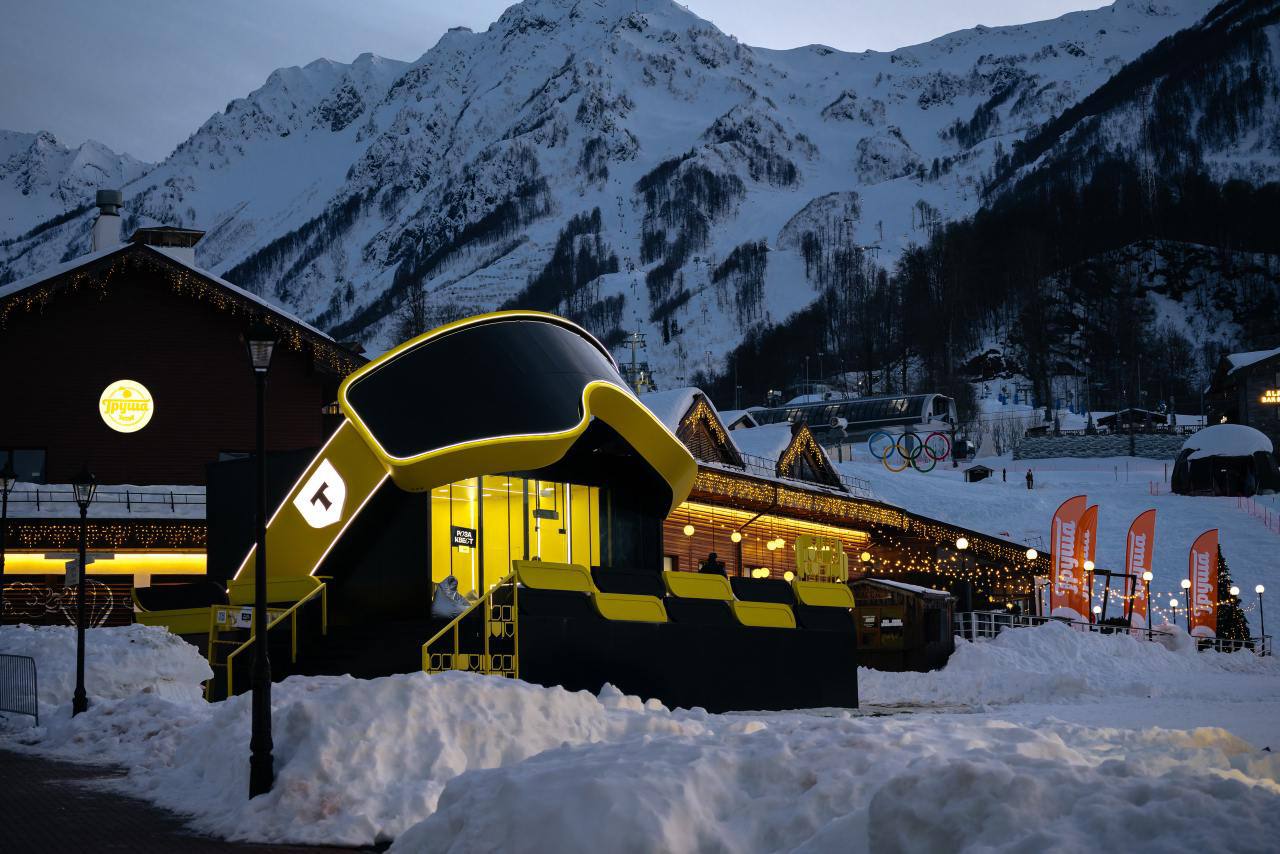 Т-Банк построил гигантскую сноубордическую маску на Роза Хутор | Сетка — социальная сеть от hh.ru