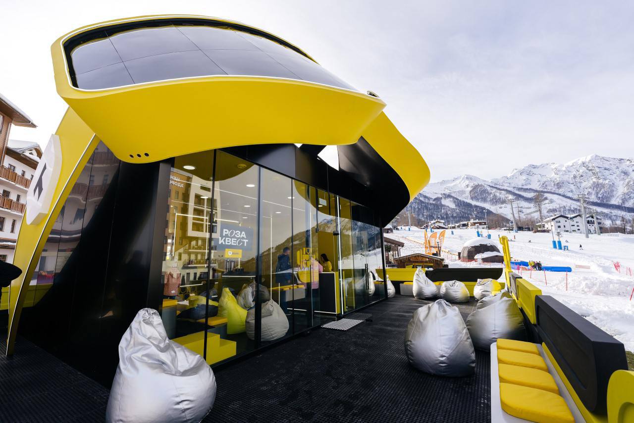 Т-Банк построил гигантскую сноубордическую маску на Роза Хутор | Сетка — социальная сеть от hh.ru