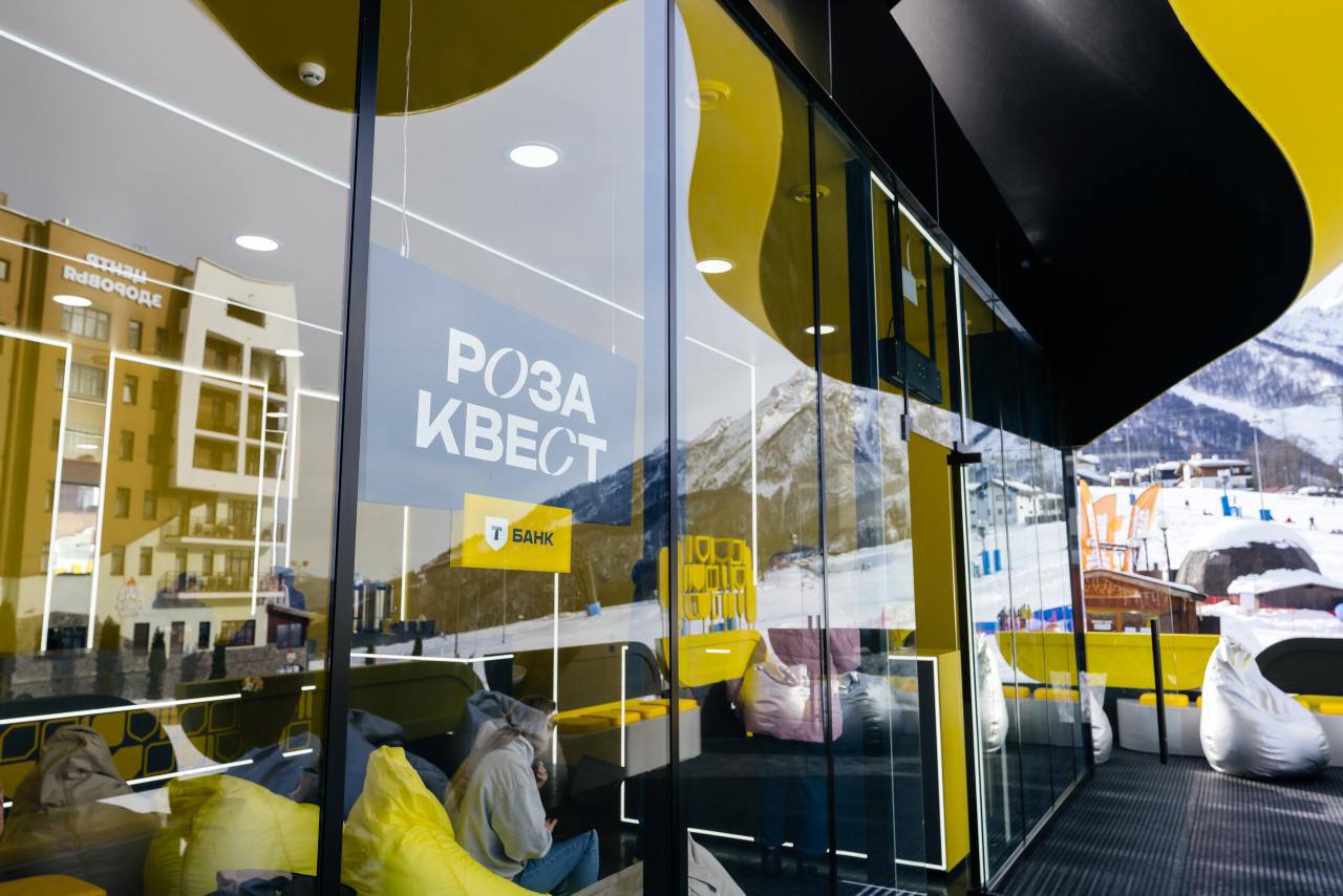 Т-Банк построил гигантскую сноубордическую маску на Роза Хутор | Сетка — социальная сеть от hh.ru