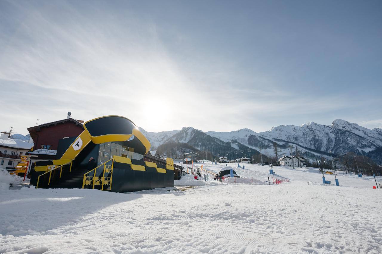 Т-Банк построил гигантскую сноубордическую маску на Роза Хутор | Сетка — социальная сеть от hh.ru