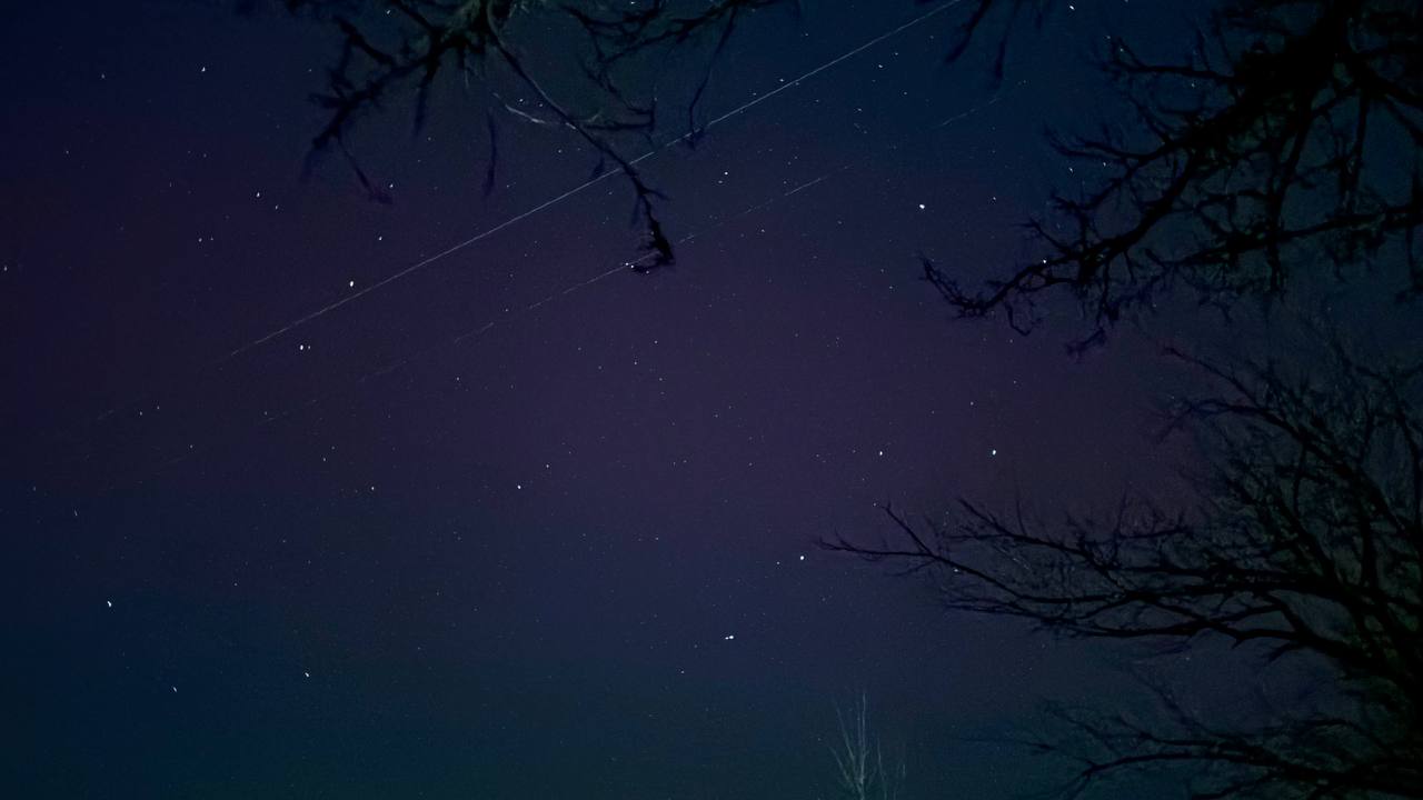 😮Полярное сияние было видно на Ставрополье в первый день нового года
Едва заметные небесные всполохи зафиксировали жители Ессентуков и пригорода Минеральных Вод в районе 21:30 | Сетка — социальная сеть от hh.ru