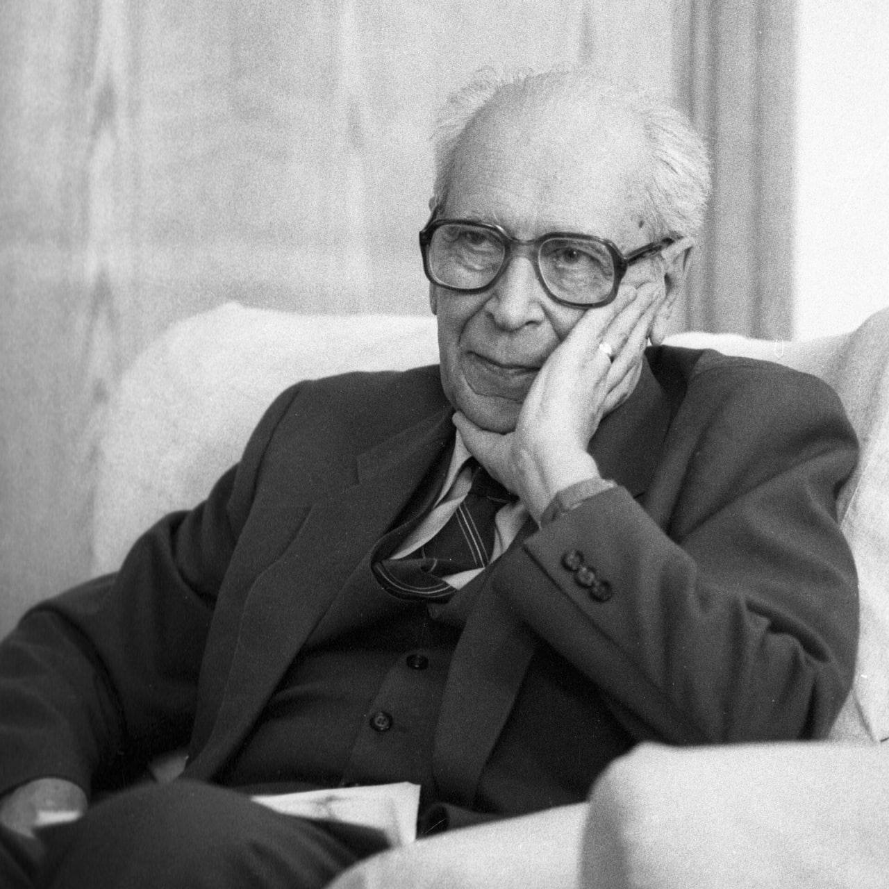 Дмитрий Лихачев: отрывок из книги «Заметки о русском»
У Бeлинского где-то в письмах, помнится, есть такая мысль: мерзавцы всегда одерживают верх над порядочными людьми потому, что они обращаются с пор... | Сетка — социальная сеть от hh.ru