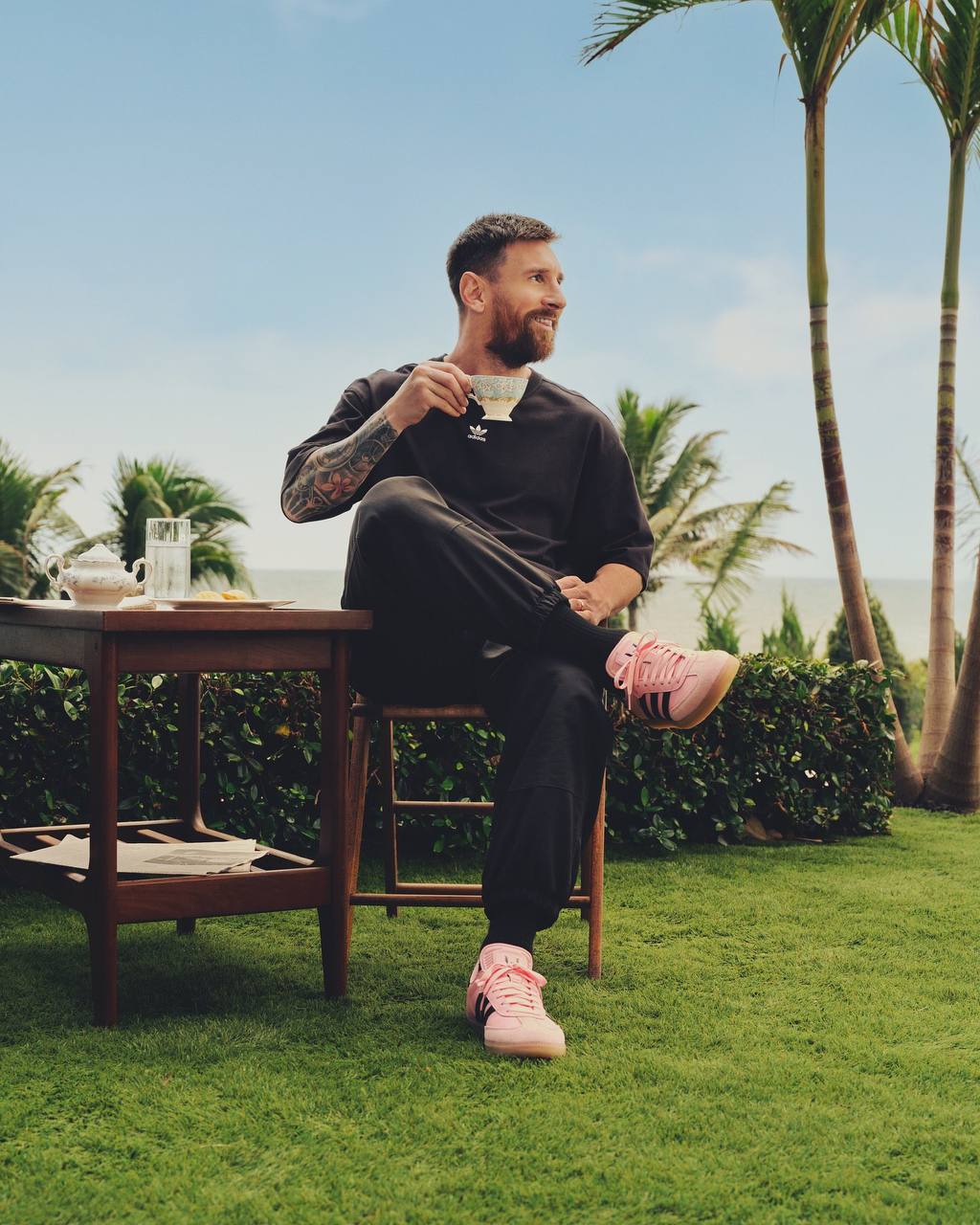#Артем Хочешь быть на его месте?
Такой вопрос задают adidas в новой рекламе кроссовок samba с участием Лео Месси. И чтобы быть на месте Лео, необязательно быть легендой футбола | Сетка — социальная сеть от hh.ru