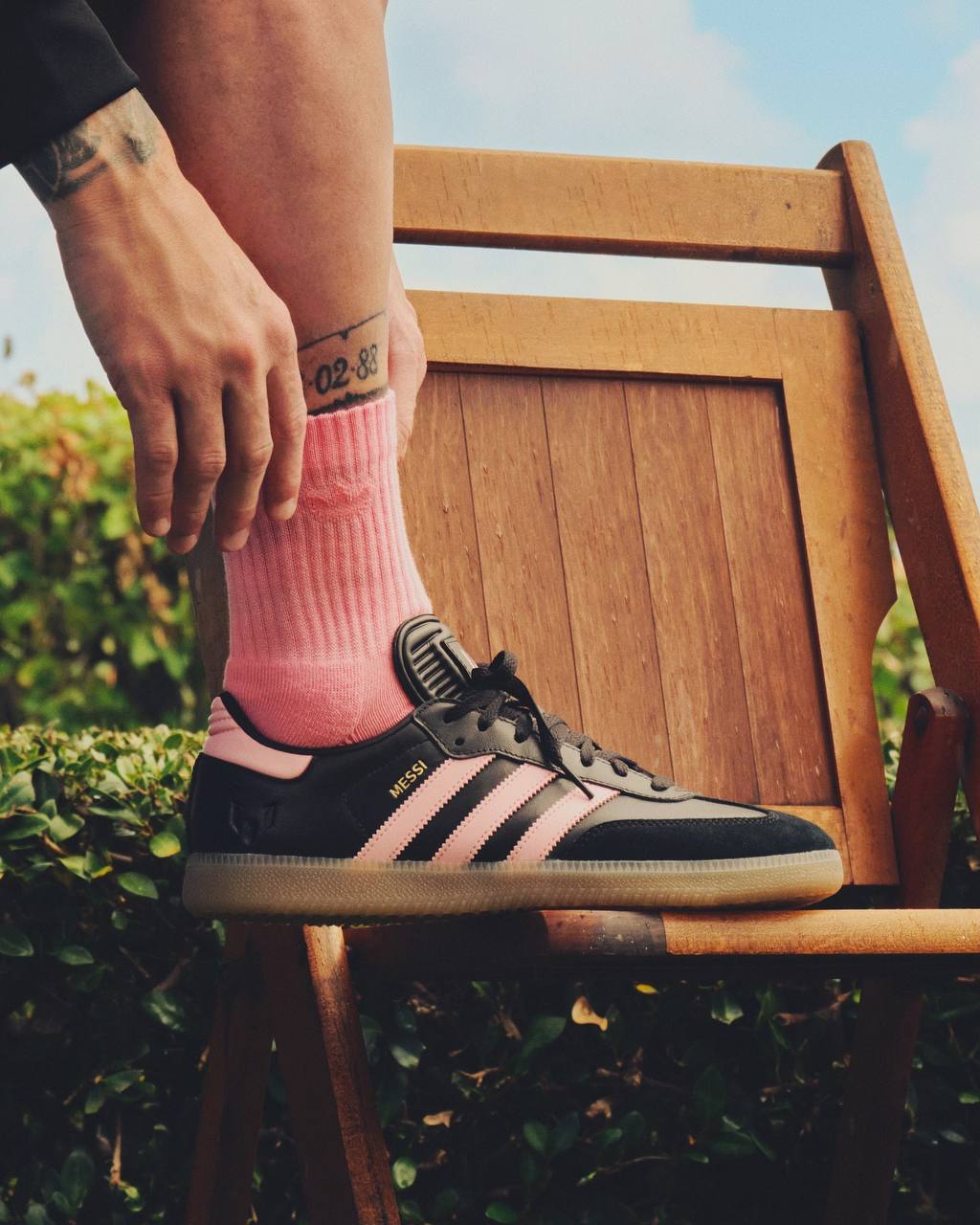 #Артем Хочешь быть на его месте?
Такой вопрос задают adidas в новой рекламе кроссовок samba с участием Лео Месси. И чтобы быть на месте Лео, необязательно быть легендой футбола | Сетка — социальная сеть от hh.ru