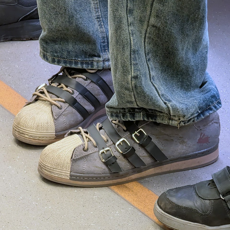 И если вы заподозрили 👀, что эти ТРИ РЕМЕШКА отсылка к ADIDAS.. | Сетка — социальная сеть от hh.ru