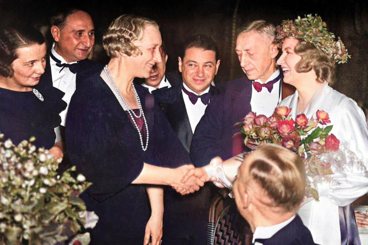 🎞 1933 год. Ивaн Бунин во время церемонии вручeния Нобелeвской премии
Слева направо: Галинa Кузнецова, Илья Троцкий, Вера Бунинa, Андрей Cедых, Ивaн Бунин, «Лючия».
#архив
Дом книг-Подпишись 📚 | Сетка — социальная сеть от hh.ru