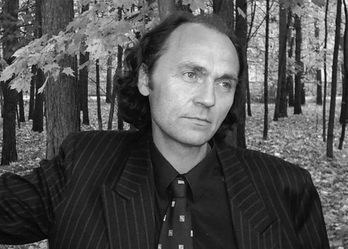 📜 Николай Колычев
От жизни - к жизни. Вечный стук сердец.
Мы - вечность, хоть бессмертья нет на свете.
Мой мир не тот, которым жил отец,
И мир не мой, иной узнают дети.
От жизни - к жизни | Сетка — социальная сеть от hh.ru