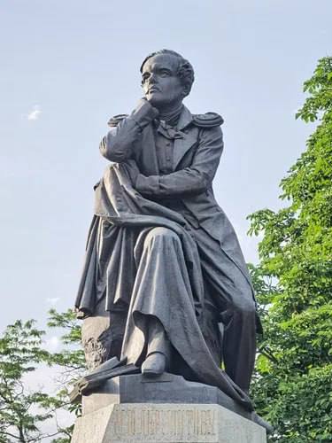 🪦 Памятник Лермонтову в Пятигорске
Михаил Лермонтов за свою недолгую жизнь объездил практически всю Россию.
Но один город сыграл в судьбе поэта исключительную роль — Пятигорск | Сетка — социальная сеть от hh.ru