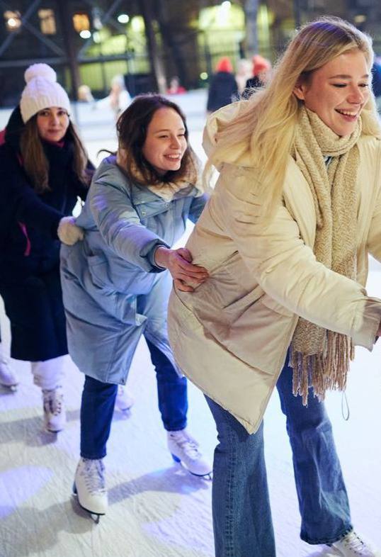 ⛸️ Катаемся на коньках под живую музыку в саду имени Баумана
4 января с 16:00 до 18:00 и с 19:00 до 21:00
В рамках проекта «Зима в Москве» там прозвучат известные классические композиции, а сопровожда... | Сетка — социальная сеть от hh.ru