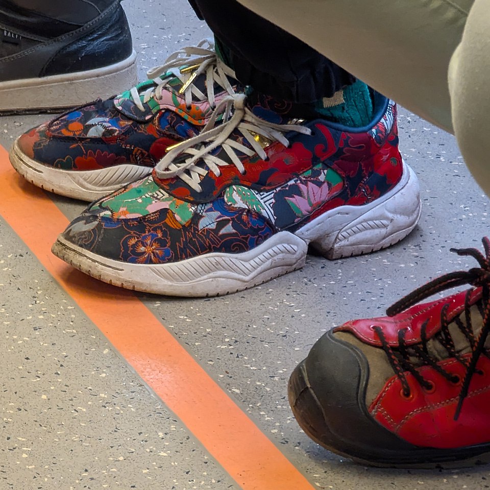 🤩ЯРКИЕ 🤩
Сейчас кроссовки ТОПовых брендов можно легко опознать👀 по внешнему виду | Сетка — социальная сеть от hh.ru