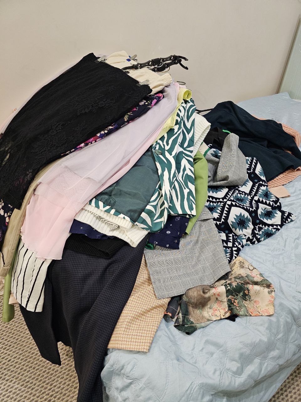 В 2023 году проходила небольшой курс по стилю.
Для одного из домашних заданий нужно было разобрать свой гардероб и на основе полученных знаний по комбинированию цветов, составить 5 образов | Сетка — социальная сеть от hh.ru