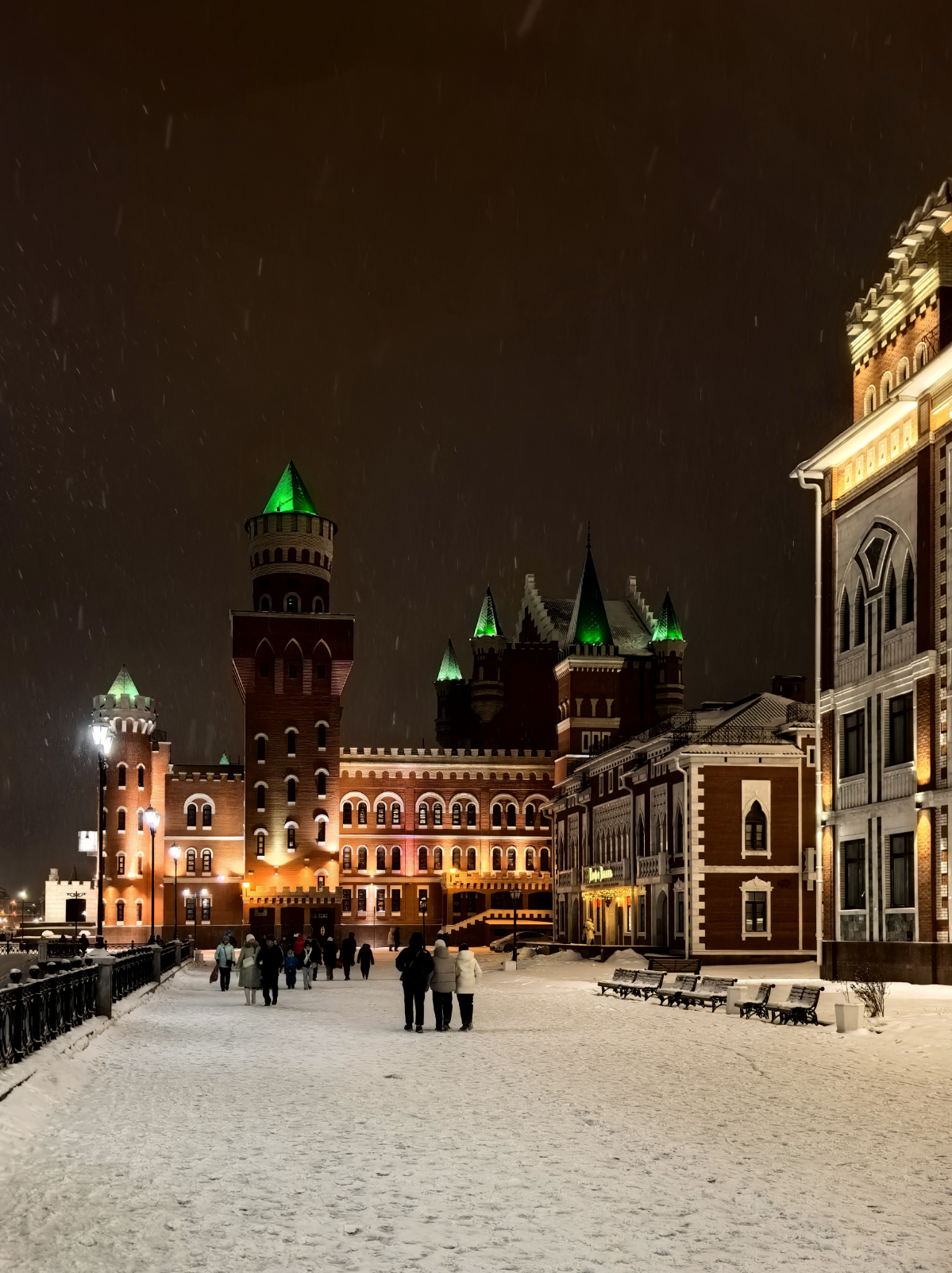 Все проводят новогодние каникулы по разному 🎄 
Кто-то отдыхает на диване, кто-то работает | Сетка — социальная сеть от hh.ru