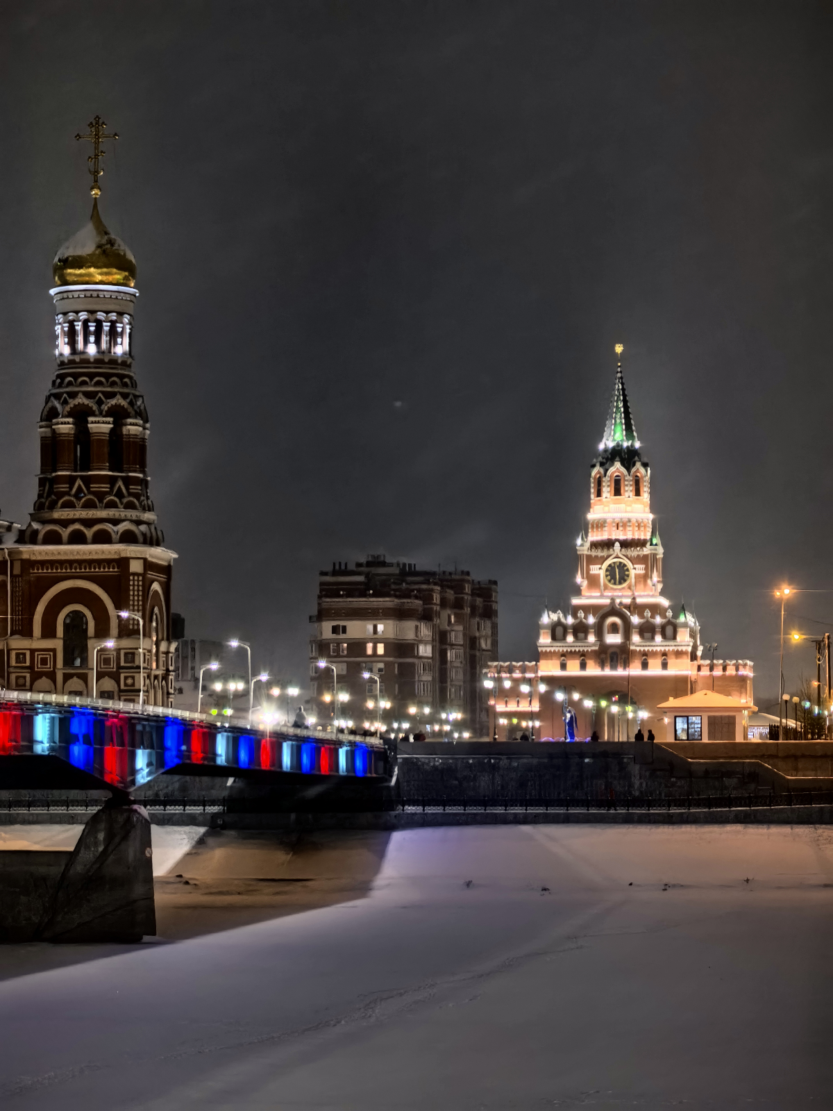 Все проводят новогодние каникулы по разному 🎄 
Кто-то отдыхает на диване, кто-то работает | Сетка — социальная сеть от hh.ru