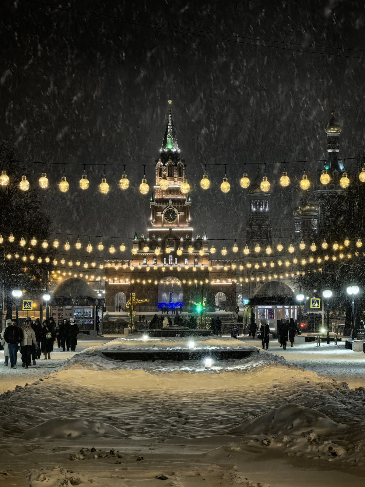 Все проводят новогодние каникулы по разному 🎄 
Кто-то отдыхает на диване, кто-то работает | Сетка — социальная сеть от hh.ru