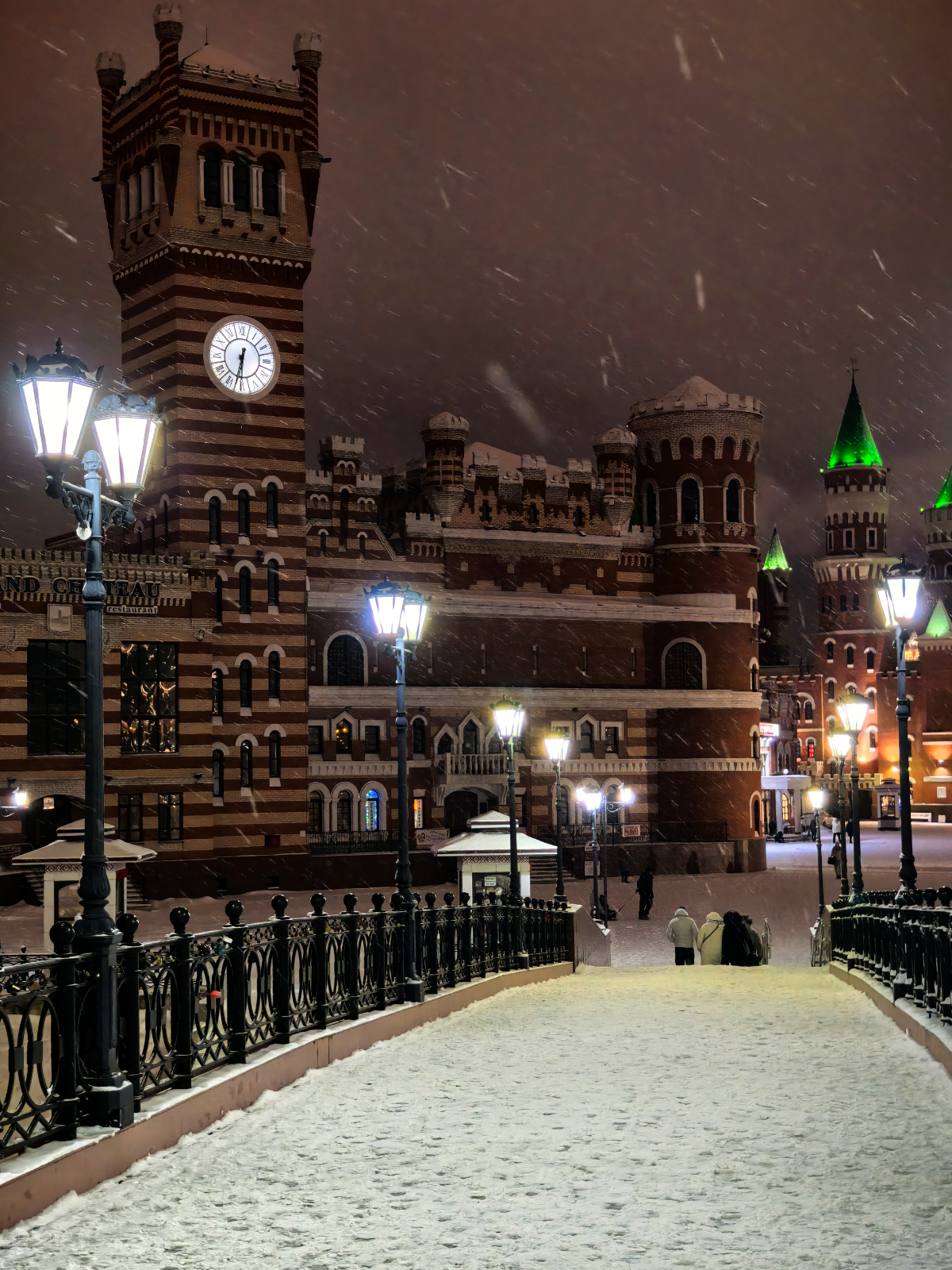 Все проводят новогодние каникулы по разному 🎄 
Кто-то отдыхает на диване, кто-то работает | Сетка — социальная сеть от hh.ru