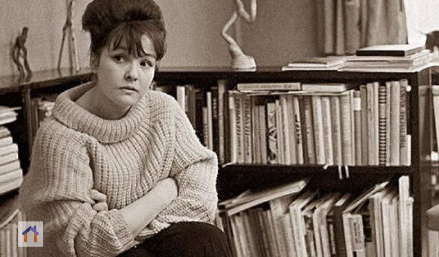 Белла Ахмадулина, "31 Декабря"
Этот день — как зима, если осень причислить к зиме,
и продолжить весной, и прибавить холодное лето.
Этот день — словно год, происходит и длится во мне,
и конца ему нет | Сетка — социальная сеть от hh.ru